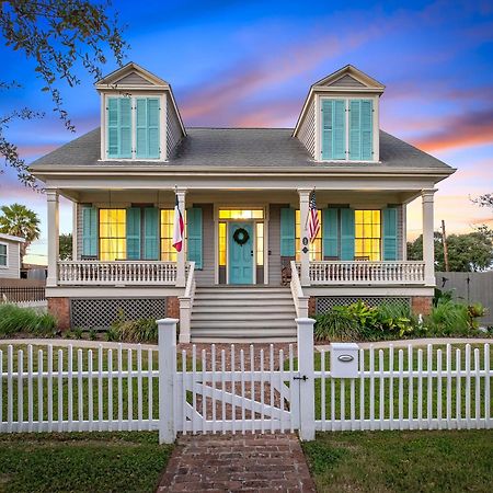 Historic 1871 Coastal Breeze With Heated Pool - Restoring Galvestonヴィラ エクステリア 写真