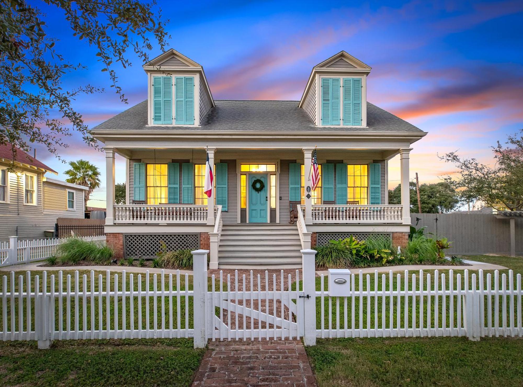 Historic 1871 Coastal Breeze With Heated Pool - Restoring Galvestonヴィラ エクステリア 写真