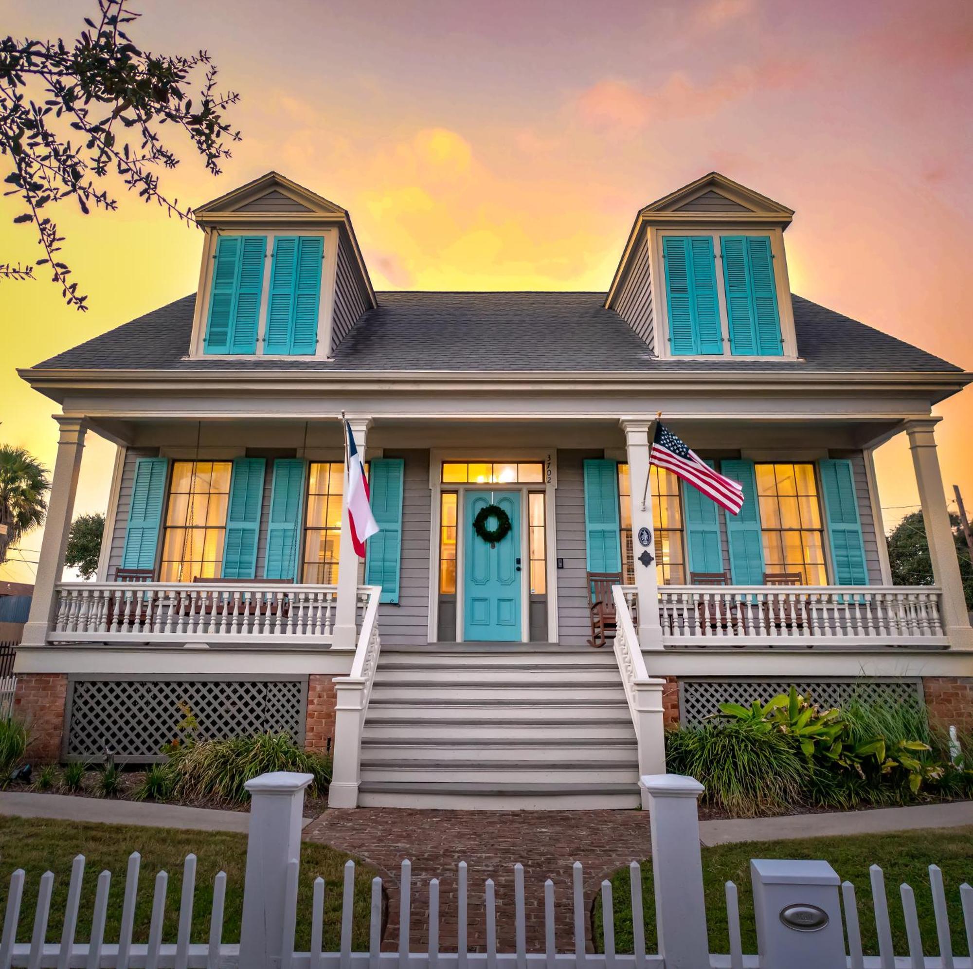 Historic 1871 Coastal Breeze With Heated Pool - Restoring Galvestonヴィラ エクステリア 写真