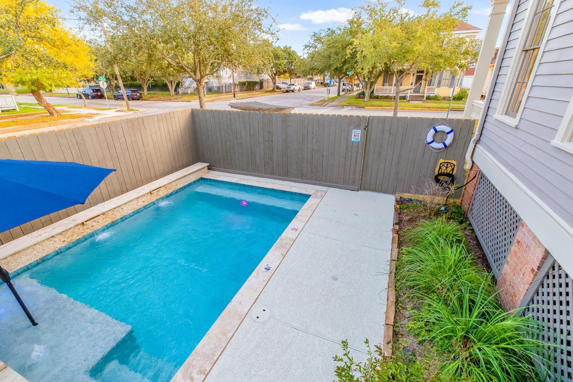 Historic 1871 Coastal Breeze With Heated Pool - Restoring Galvestonヴィラ エクステリア 写真