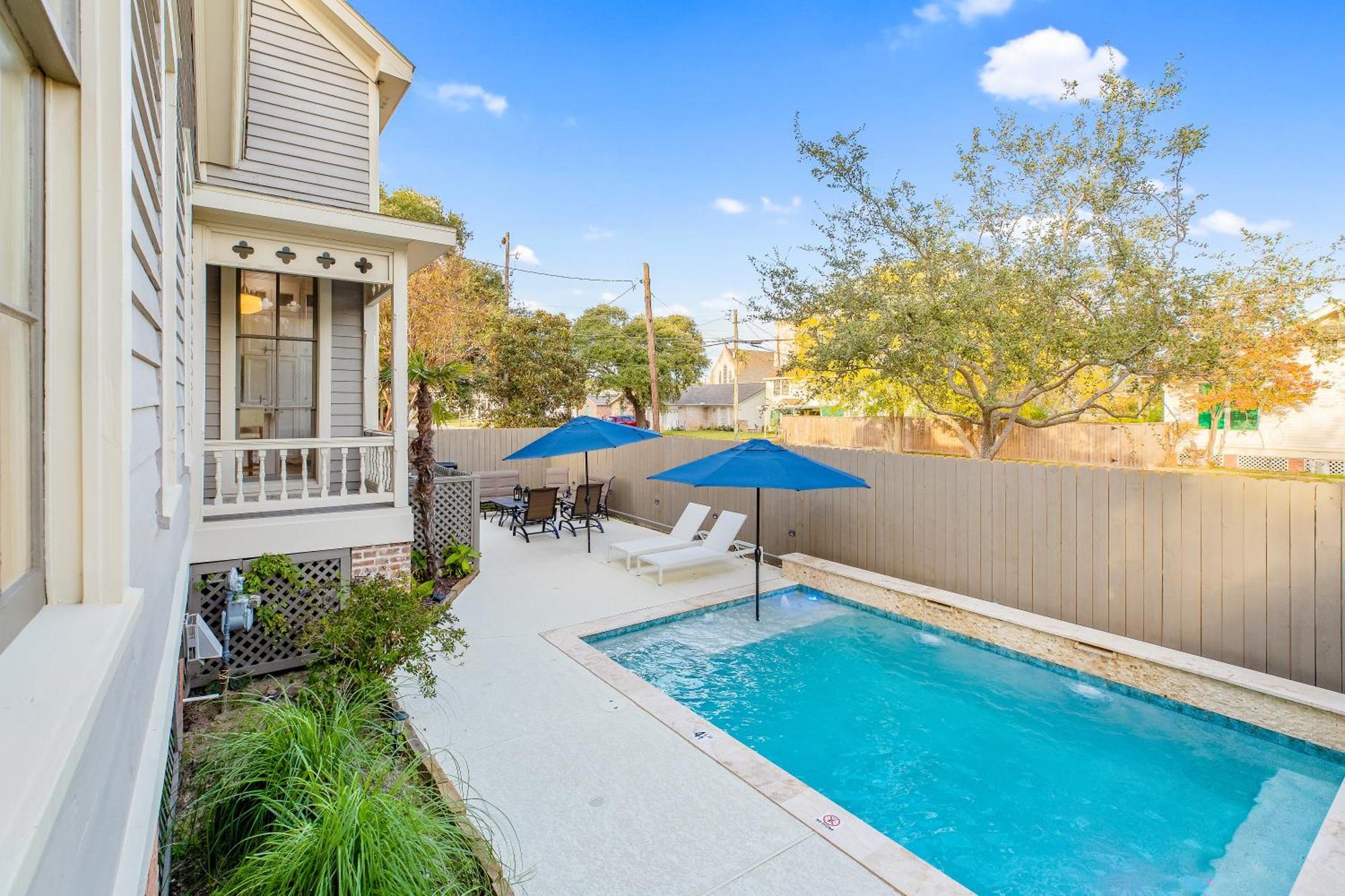 Historic 1871 Coastal Breeze With Heated Pool - Restoring Galvestonヴィラ エクステリア 写真
