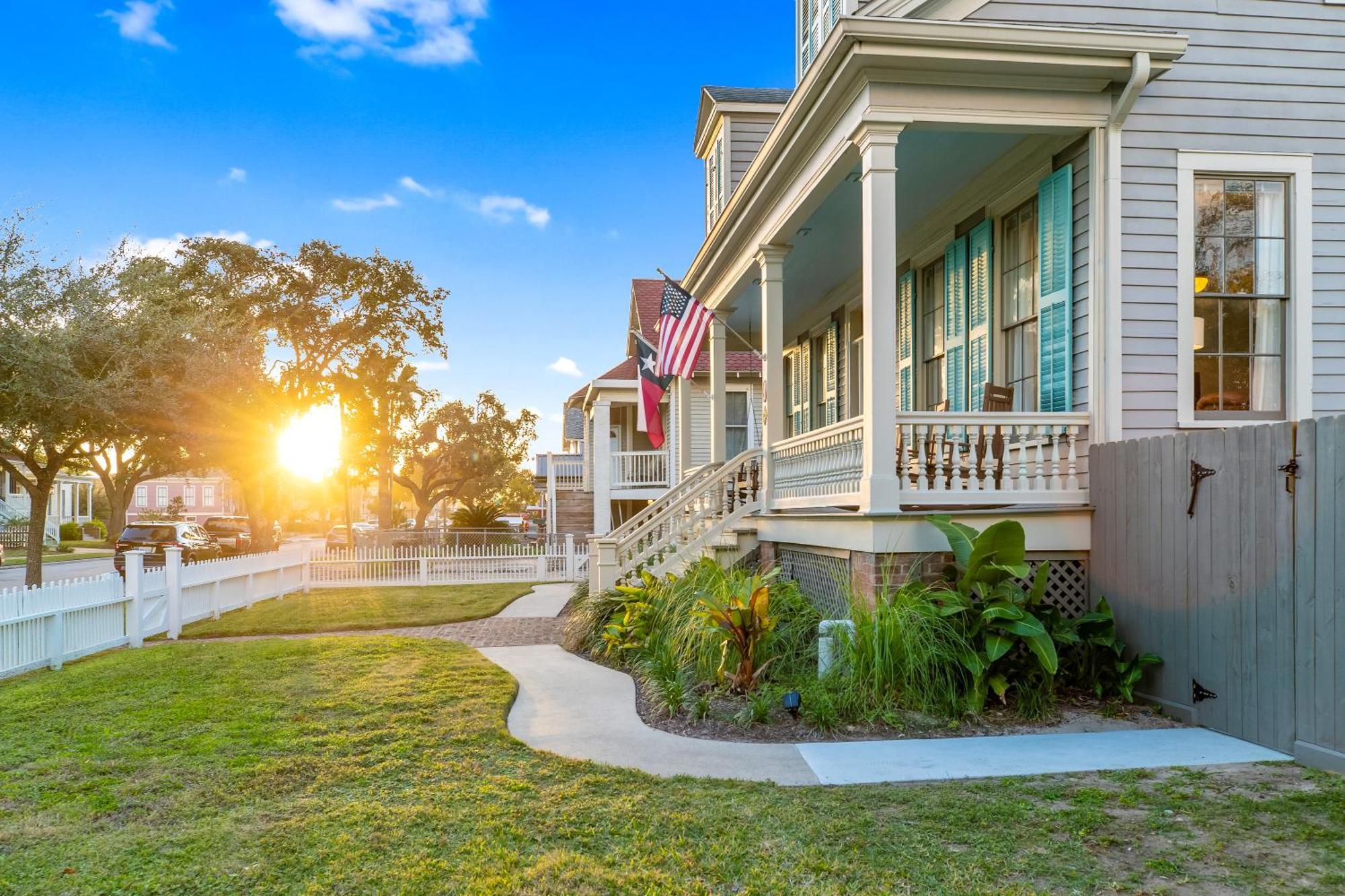 Historic 1871 Coastal Breeze With Heated Pool - Restoring Galvestonヴィラ エクステリア 写真